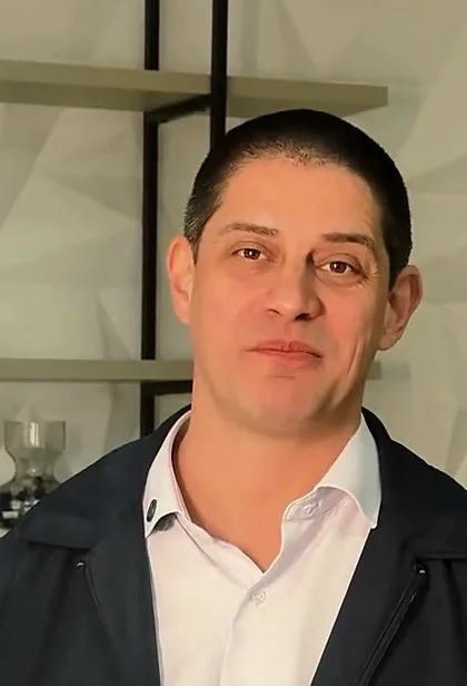 Retrato do Dr. André de blazer azul-marinho